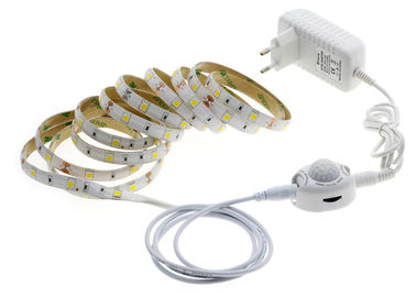 China Wärmen Sie weiße Streifen-Licht-Ausrüstung des Schlafzimmer-LED mit wasserdichtem Bewegungs-Sensor 5050 DC 12V fournisseur